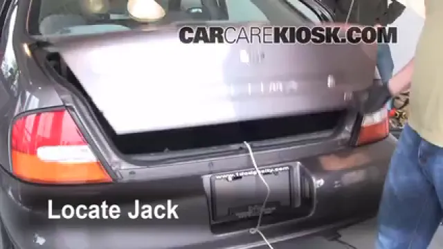 1998 Nissan Altima GXE 2.4L 4 Cyl. Monter sur cric Utiliser le cric pour lever la voiture